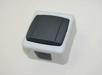 Выключатель 1-клавишный серый 37064001 влагозащитная серия IP44+ Makel