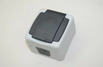 Розетка с заземлением и кришкой серая 37064029 влагозащитная серия IP44+ Makel